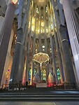altaar  met christus hangend in lichtkroon