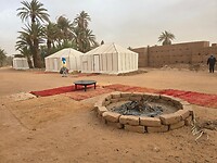 joudour sahara vuurplaats met bivaktenten