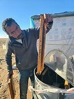 Imker in woestijn Ereg Chegaga met honingraat