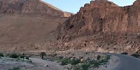 bruin grijze bergen droge rivier