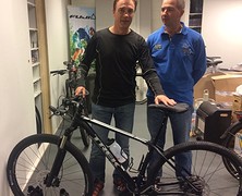 De man, zijn fiets en Antoon Schouw die het allemaal mogelijk maakt.