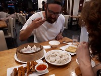 Dumplings eten bij restaurant Sjanghai!