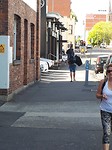 Daar gaat Pep naar de bus die hem naar Hobart richting huis brengt