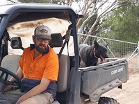 Pep in de buggy met zijn hulpje