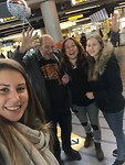 We worden opgehaald door onze lieve meiden!