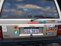 Pep verzameld op zijn auto de stickers waar Pep overal tot op heden geweest