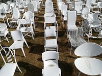 185 witte stoelen
