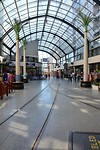 Tram gaat zelfs door overdekt winkelcentrum heen.