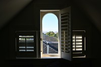 Uitzicht vanuit het raam van b&b Lilac rose Christchurch