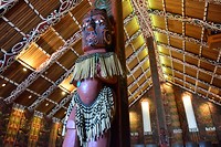 Marae: binnenzijde prachtig houtsnijwerk van voorouders (leermeesters)