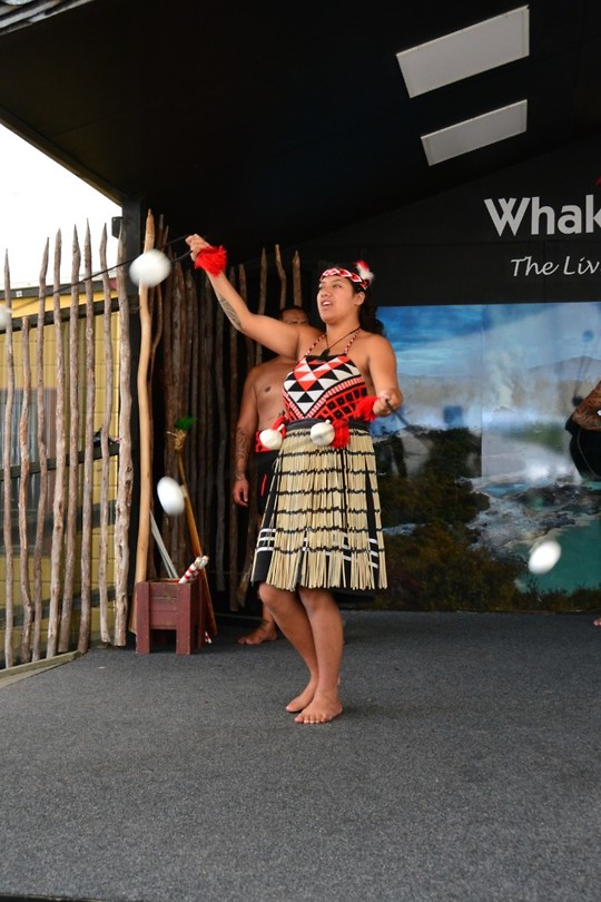 Whakarewarewa: dans en zang met lange Poi