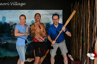 Whakarewarewa: enkele koene strijders die een Haka uitvoeren.