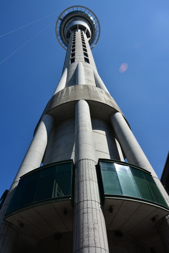 Sky tower van dichtbij.