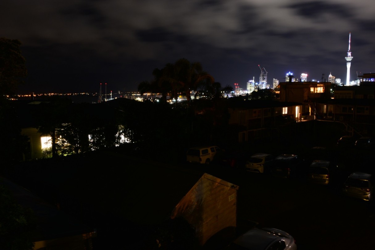 Auckland by night: vanaf ons balkon