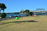 Auckland westhaven en harbour bridge
