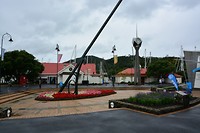 Whangarei plein bij klokkenmuseum met oversized zonnewijzer.