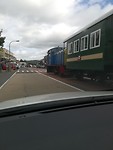 Treintje midden op de doorgaande weg