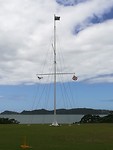 Vlaggenmast met de eerste en de huidige vlag van Nieuw-Zeeland en dr Britse vlag