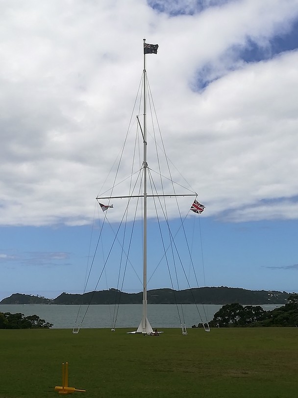 Vlaggenmast met de eerste en de huidige vlag van Nieuw-Zeeland en dr Britse vlag