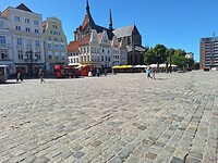Markt met 13e eeuwse Mariakerk