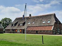 Gedeeltelijk onder de pannen