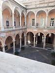 Een van de courtyards in palazzo Bianco