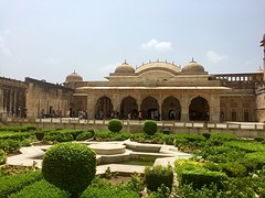 Binnenplaats Amber Fort. Groene binnentuin dankzij ingenieus watersysteem