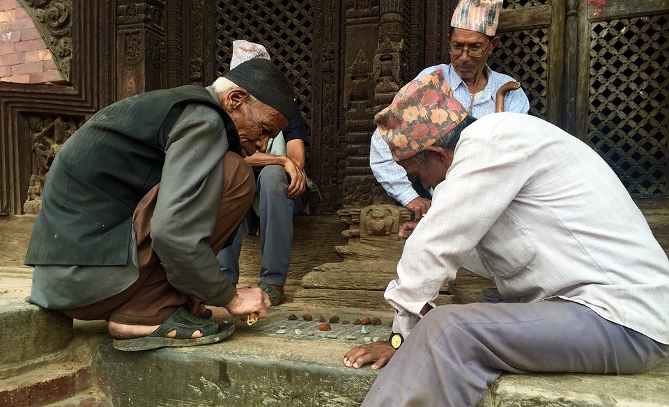 Oude mannen spelen spelletje in de tempel