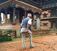 Oude man in tempel. Gemiddelde leeftijd 66 in Nepal