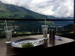 Samen chillen. Lassi met momo's. Schitterend uitzicht. Beetje Zen