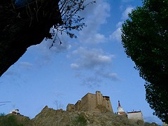 Zicht op klooster en paleis in Leh vanuit de wijk Sankar