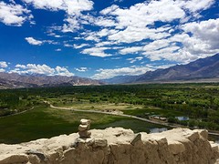 Uitzicht Indusvallei vanuit tempel in Shey