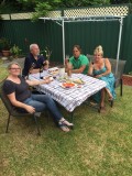 Gezellige avond met Julie en Len achter in mijn nieuwe tuin.