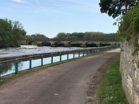 Tientallen sluizen en bruggen