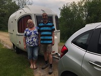 De trotse bezitters van een 50 jaar oude caravan.