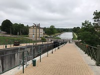 Kruisende waterwegen met sluiscomplex