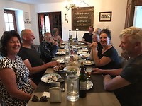 Gezellig aan tafel ... allemaal Nederlanders