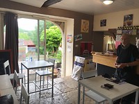 Een banaal cafeetje annex winkeltje