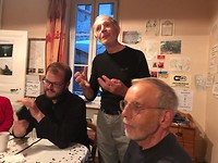 Theo luistert aandachtig