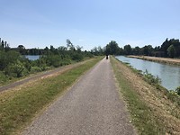 Langs jaagpad tussen kanaal en de Garonne