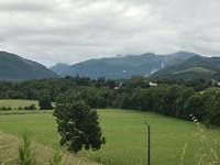 Bewolkt weer met de Pyrneeën in de verte