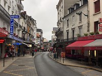 Hoofdstraat in de stad Lourdes leidt naar ...