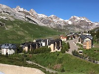 Een ski-gebied met bijpassende infrastructuur