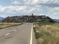 Berdun op een berg in de midden van de vallei