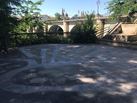 De pelgrimsschelp op de grond in Logrono
