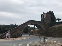 Speciale brug, poort bij Portomarin