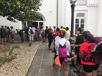 Rijen wachtende op hun diploma