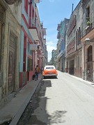 Straatje met oldtimer oranje