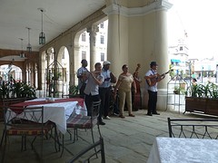 Lunchen met muziek op plaza Vieja