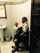 Toiletjuffrouw, beetje moe